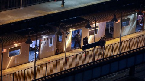 Residentes de El Bronx dijeron que se está haciendo obvio que la MTA invierte menos en los pasajeros de ese distrito.