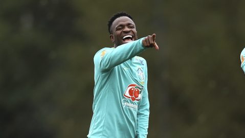 Vinícius Jr. ríe durante un entrenamiento de la selección de Brasil.