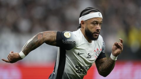 Memphis Depay durante un encuentro con Corinthians.