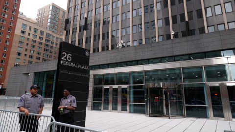 Guardias de seguridad frente al Edificio de Oficinas Federales Jacob K. Javits, ubicado en el número 26 de Federal Plaza.