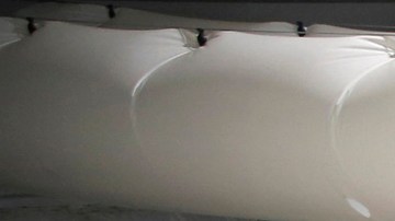 En esta foto de archivo del 30 de marzo de 2021, menores yacen dentro de una cápsula en el centro de detención del Departamento de Seguridad Nacional de Donna, el principal centro de detención para menores no acompañados en el Valle del Río Grande, administrado por la Oficina de Aduanas y Protección Fronteriza (CBP) de Estados Unidos, en Donna, Texas.