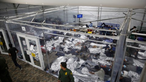 En esta foto de archivo del 30 de marzo de 2021, menores yacen dentro de una cápsula en el centro de detención del Departamento de Seguridad Nacional de Donna, el principal centro de detención para menores no acompañados en el Valle del Río Grande, administrado por la Oficina de Aduanas y Protección Fronteriza (CBP) de Estados Unidos, en Donna, Texas.