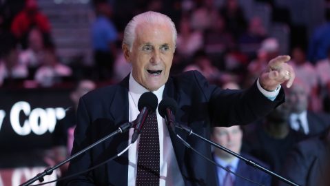 Pat Riley tendrá su estatua en el exterior del estadio de Lakers