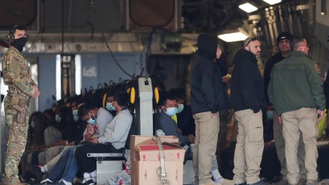 Migrantes esperan en un avión militar en Fort Bliss, El Paso, Texas, el jueves 30 de enero de 2025, su deportación a Guatemala.