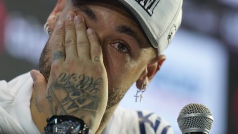 Neymar durante la rueda de prensa en su presentación con Santos.