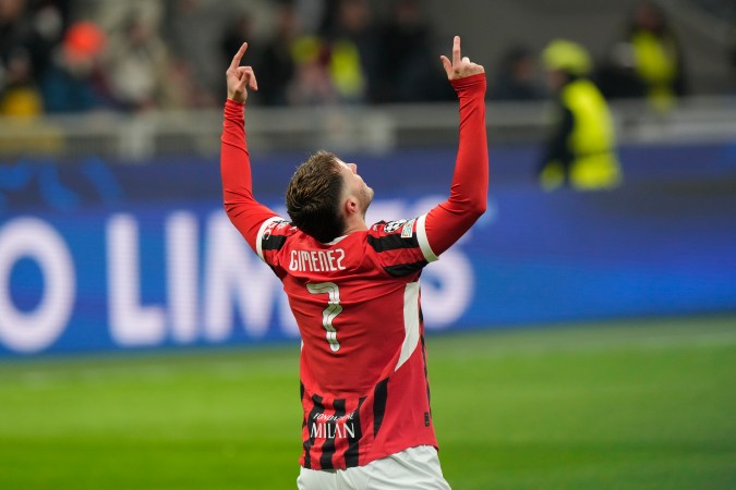 Santiago Giménez descarta su salida del AC Milan.