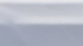 Oficiales de inmigración mexicanos caminan por la frontera.