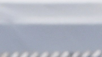 Oficiales de inmigración mexicanos caminan por la frontera.