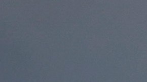 Una bandera cubana se ve junto a una bandera estadounidense afuera de la embajada de Estados Unidos en La Habana, Cuba, el 17 de mayo de 2022.