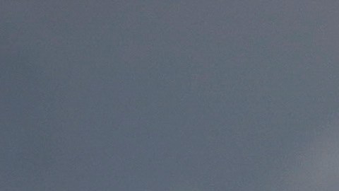 Una bandera cubana se ve junto a una bandera estadounidense afuera de la embajada de Estados Unidos en La Habana, Cuba, el 17 de mayo de 2022.