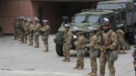 Elementos de la Guardia Nacional en Los Ángeles, California.