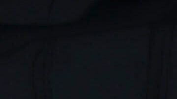 Miembros del Grupo de Respuesta Estratégica del NYPD ingresan al número 26 de Federal Plaza, donde se encuentra el tribunal de inmigración.