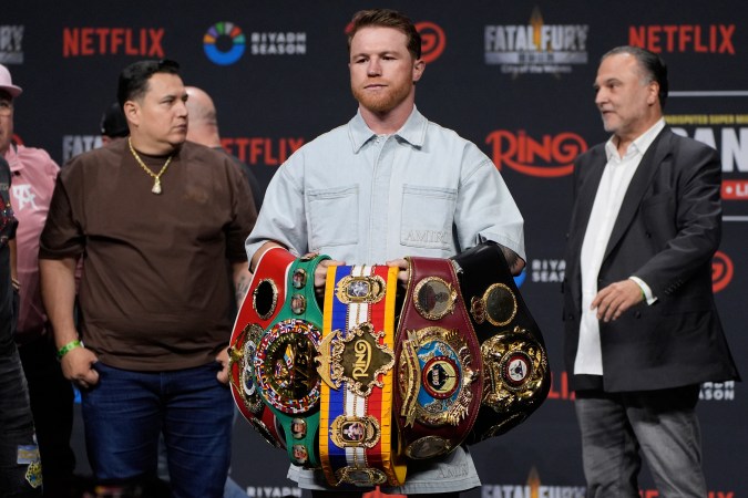 Robert García pone en duda las capacidades para noquear del Canelo.