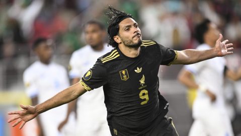 Raúl Jiménez en un partido con la selección mexicana.