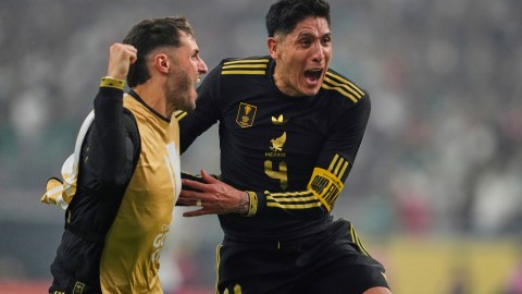 Edson Álvarez se convertirá en jugador del Fenerbahçe.