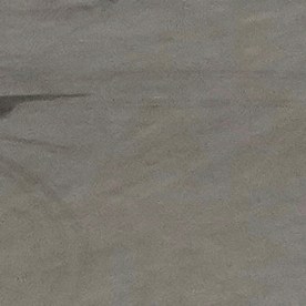 Agentes del orden caminan cerca de camionetas mientras avanzan las obras de un nuevo centro de detención de migrantes, denominado "Alligator Alcatraz", en el Centro de Entrenamiento y Transición Dade-Collier en los Everglades de Florida, el viernes 4 de julio de 2025, en Ochopee, Florida.