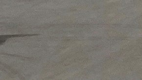 Agentes del orden caminan cerca de camionetas mientras avanzan las obras de un nuevo centro de detención de migrantes, denominado "Alligator Alcatraz", en el Centro de Entrenamiento y Transición Dade-Collier en los Everglades de Florida, el viernes 4 de julio de 2025, en Ochopee, Florida.