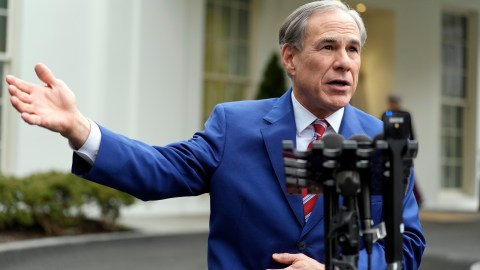 El gobernador de Texas, Greg Abbott, habla con la prensa frente al Ala Oeste de la Casa Blanca, el 5 de febrero de 2025, en Washington.