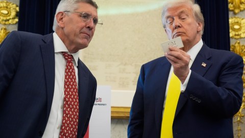Donald Trump y Stephen Moore en conferencia sobre cifras de desempleo