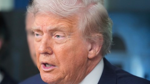 El presidente Donald Trump habla con periodistas en la Sala de Prensa James Brady de la Casa Blanca, el lunes 11 de agosto de 2025, en Washington.