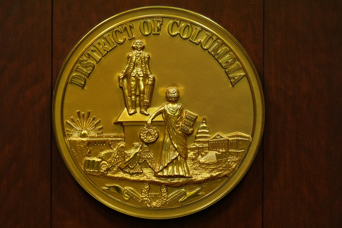 (VIDEO) Despiden y acusan a empleado del Departamento de Justicia por lanzar sándwich a policía en Washington D.C.