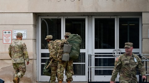 Tropas de la Guardia Nacional llegan al Cuartel General de la Guardia Nacional del Distrito de Columbia, el martes 12 de agosto de 2025, en Washington.