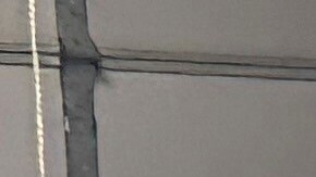 Darryle Dowell habla durante una reunión de funcionarios municipales que consideran acuerdos para convertir una prisión cerrada en un centro de detención de inmigrantes el martes 12 de agosto de 2025 en Mason, Tennessee.