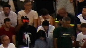 Jugadores de PSG y Tottenham posan ante la pancarta política de la UEFA.