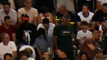 Jugadores de PSG y Tottenham posan ante la pancarta política de la UEFA.