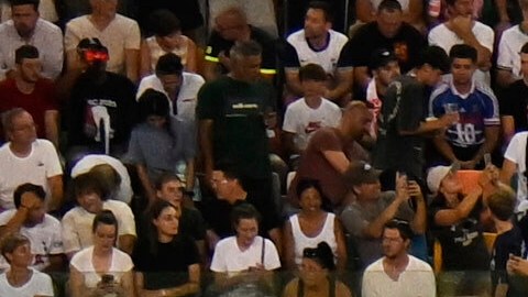 Jugadores de PSG y Tottenham posan ante la pancarta política de la UEFA.