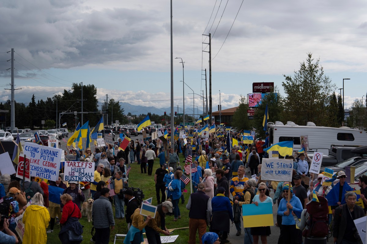 Manifestantes en Anchorage, Alaska, rechazan visita de Putin: "es un criminal de guerra"