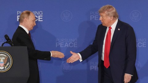 Putin y Trump podrían presionar entre los dos a Zelensky para aceptar un acuerdo "inaceptable" que choque con la constitución y la opinión pública ucranianas y con el derecho internacional.