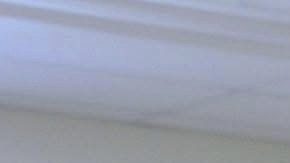 En esta fotografía difundida por el Departamento de Policía de Old Orchard Beach, el agente Luke Evans recibe su placa policial.