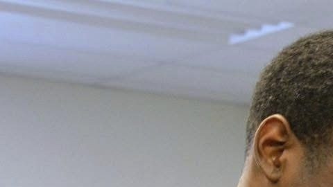 En esta fotografía difundida por el Departamento de Policía de Old Orchard Beach, el agente Luke Evans recibe su placa policial.