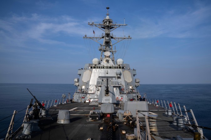 Vista del destructor USS Gravely (DDG 107), 13 de febrero de 2024.