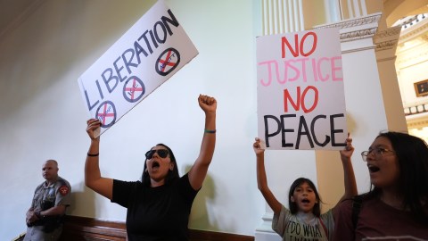 Manifestantes corean consignas frente a la Cámara de Representantes, donde la representante demócrata por Texas, Nicole Collier, se niega a salir debido a la escolta policial obligatoria.