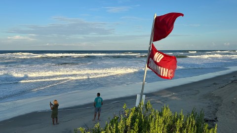 Oleaje en playa de Carolina del Norte por huracán Erin