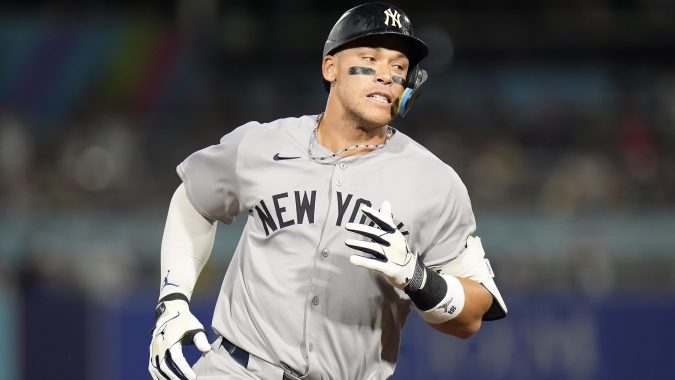 Aaron Judge conecta jonrón ante Chicago White Sox.