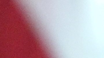 Trump muestra una orden ejecutiva firmada que exige al Departamento de Justicia investigar los casos de quema de banderas.