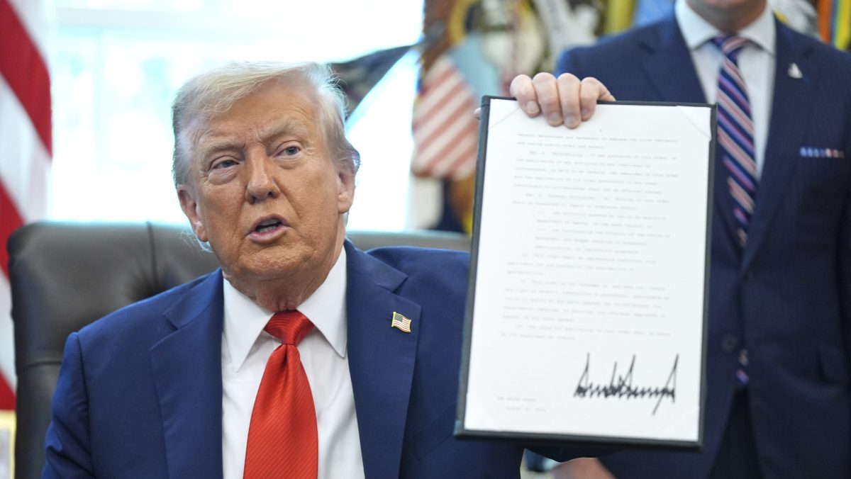 Quema de bandera cerca de la Casa Blanca conduce a arresto tras orden ejecutiva de Trump