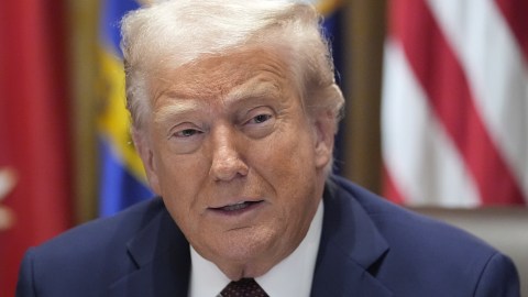 El presidente Donald Trump habla durante una reunión de gabinete el martes 26 de agosto de 2025 en la Casa Blanca, Washington.