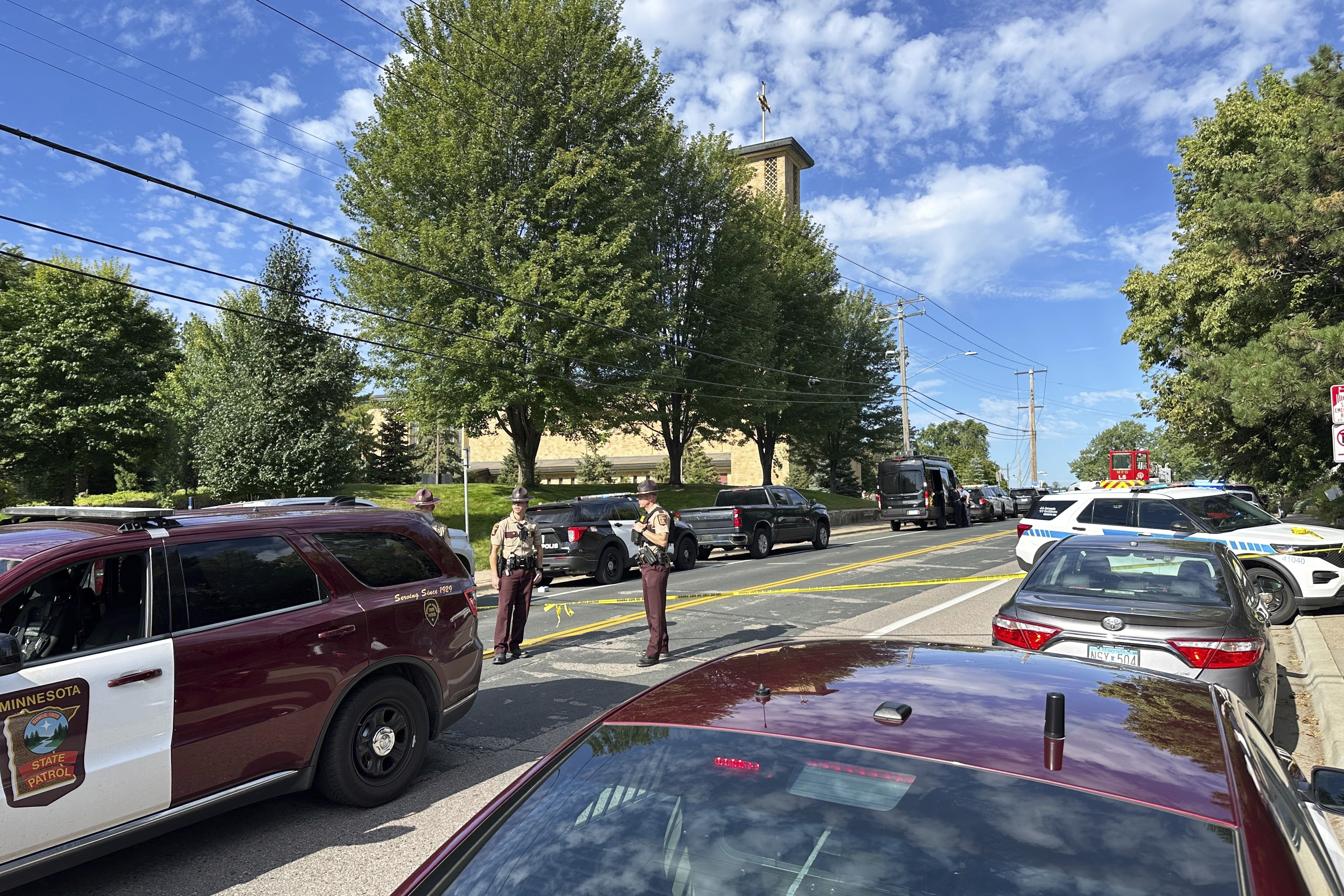 Al menos dos muertos y varios heridos tras tiroteo masivo en escuela de Minneapolis