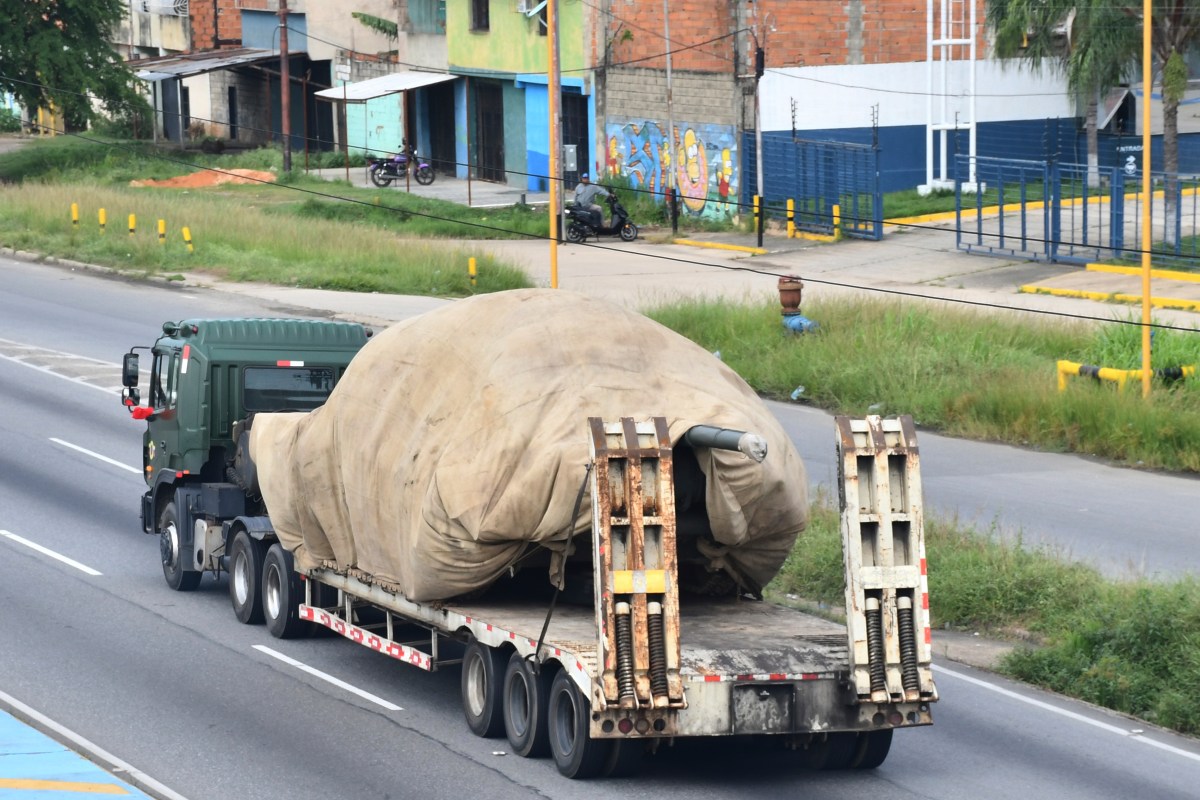 Ejército de EE.UU. divulga fotos de marines con fusiles en buque de guerra cerca de Venezuela