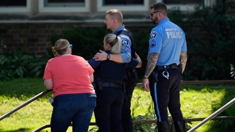La gente sale de la escuela de la Iglesia de la Anunciación como respuesta policial a un tiroteo masivo, reportado el miércoles 27 de agosto de 2025, en Minneapolis.