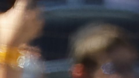 Amed Rosario (L) celebra un jonrón de Ben Rice (R) durante el rally de nueve carreras de Yankees ante Nationals.