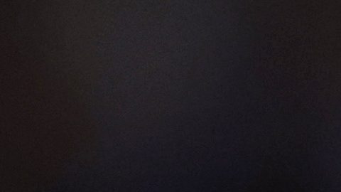Novak Djokovic realiza un gesto durante su debut en el US Open 2025.