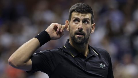Novak Djokovic realiza un gesto durante su debut en el US Open 2025.