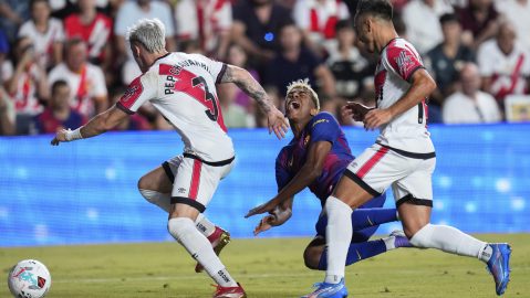 Momento en el que Lamine Yamal es derribado en el àrea del Rayo Vallecano.