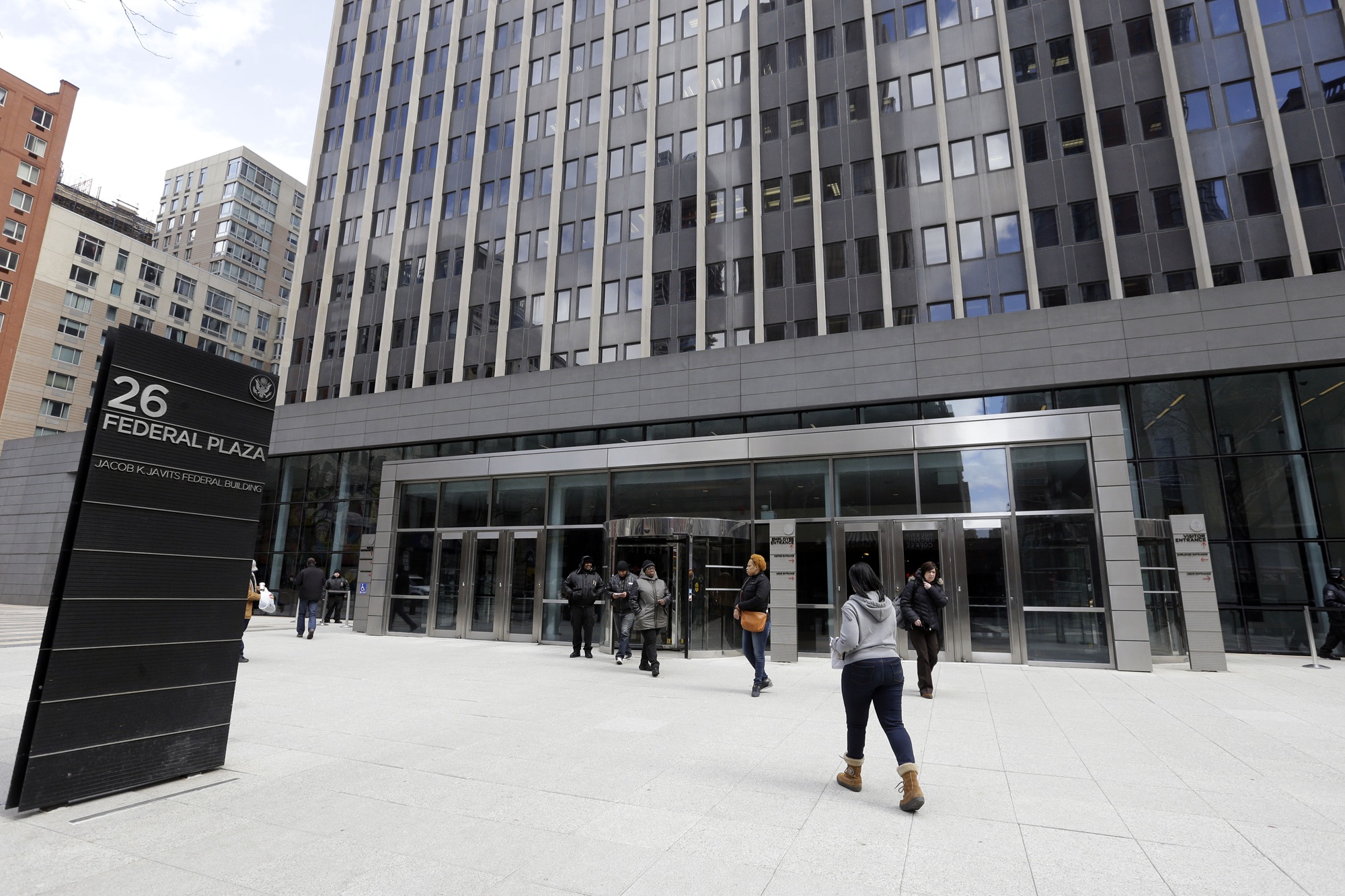 Caos afuera de edificio ICE en Nueva York: veterano militar lanzó fuegos artificiales, provocó&hellip;