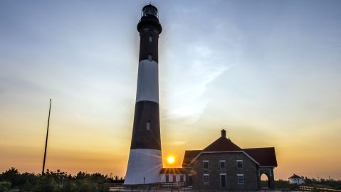 El faro cuenta con una altura de 168 pies y se presume de que los visitantes pueden “ver el horizonte de la ciudad de Nueva York” desde lo alto de la torre.
